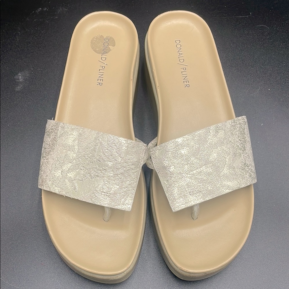 NEW Donald J. Pliner Women's Cream Slide Sandals